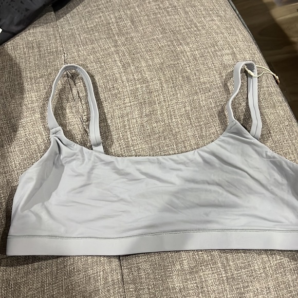 Skims Scoop Neck Bra - Picture 9 of 12